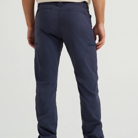 NWT Wrangler Outdoor Straight Fit Men's Dark Gray/Grey ZIP Cargo Pants Sz 40x32 - Picture 2 of 16